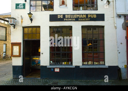 Vor einer traditionellen Bar in Brügge Belgien Europa Stockfoto