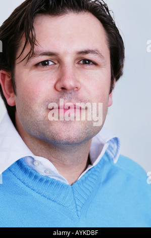 Porträt des Mannes im blauen Pullover Stockfoto