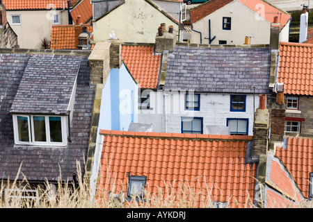 Blick hinunter auf die Dächer von Staithes, North Yorkshire Stockfoto