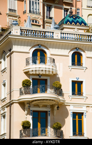 Fenster und Balkone eines alten Gebäudes in Monaco Stockfoto