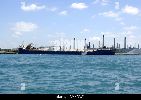 Bulk Carrier Schiff an den Docks in Michigan laden Stockfoto