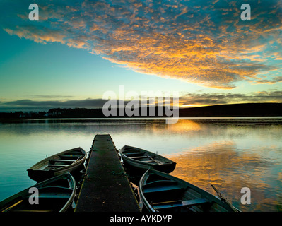 Winter-Dawn über Lockwood Rservoir in der Nähe von Kolonialwarenhändler North York Moors National Park Yorkshire England Stockfoto