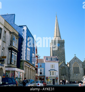 St Marys Kirche, Straße, Geschäfte gegen blauen Himmel Kopie Raum in der Stadt Tenby Pembrokeshire Wales Großbritannien KATHY DEWITT Stockfoto