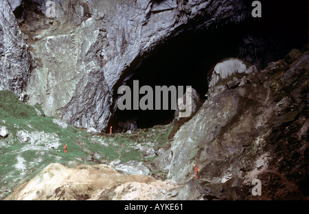 Höhlenforscher in den Schatten gestellt durch riesige Eingang Passage von Ma Wang Dong Höhlensystem Guangxi China Stockfoto