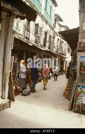 Lokale Händler und typische Straßenszene in Stone Town auf Sansibar, Tansania Stockfoto