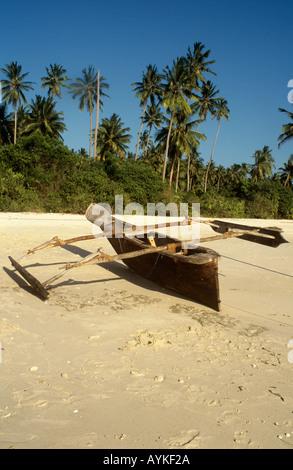 Einbaum hochgezogen am Strand von Mangapwani an der Westküste der Insel Sansibar, Tansania Stockfoto