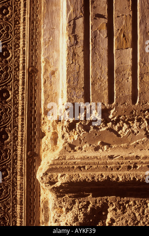 Detail der typischen bröckelnden Freimaurerei von Altbauten in Stone Town, Sansibar, Tansania Stockfoto