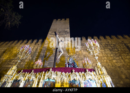 Christus der Barmherzigkeit, ein 17. Jahrhundert Schnitzen von Pedro Roldan, auf einem Schwimmer am Heiligen Dienstag, Sevilla, Spanien Stockfoto