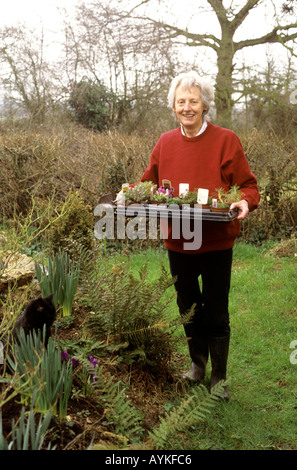 Pensionierte Frau, Gartenarbeit, tragen Alpenhöhen Stockfoto