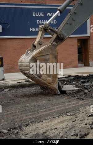 Spezifische Bild einer Schaufel auf einem Bagger Bagger Bagger verwendet werden asphelt von einer Straße zu entfernen. Stockfoto