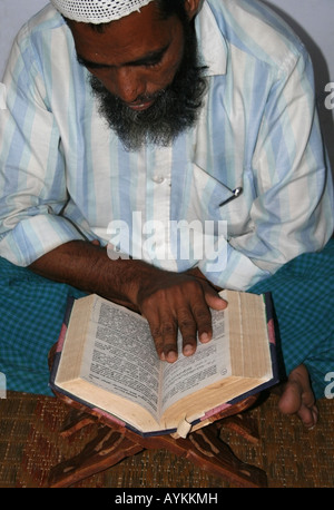 Muslimischen Imam Lesen der Heilige Koran, Tamil Nadu, Südindien Stockfoto