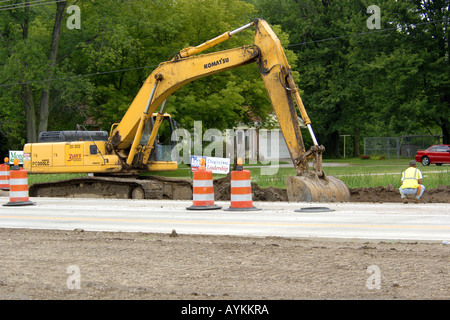 Eine gelbe Bagger Graben eine Entwässerung Stockfoto