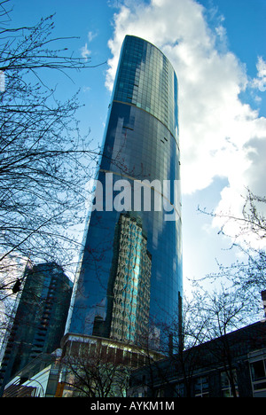 Das ehemalige BC Hydro Gebäude spiegelt sich in den Fenstern des Sheraton Wall Centre Stockfoto