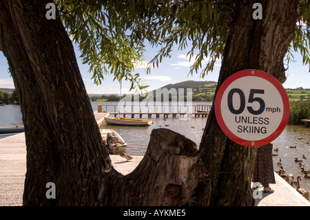 Tempolimit Schild für Boote am Llangorse See South Wales Stockfoto