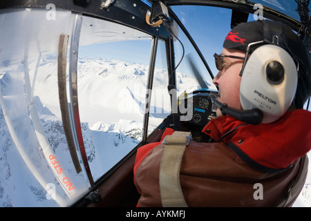 Pilot Olle Norberg fliegen über das Kebnekaise-massiv im Norden von Schweden mit seiner Piper PA18-150 Super Club Stockfoto