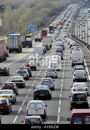 STARKEN VERKEHR AUF DER AUTOBAHN M6 AUTOBAHN, RICHTUNG NORDEN IN DER NÄHE KREUZUNG 12, CANNOCK, STAFFORDSHIRE, UK. Stockfoto