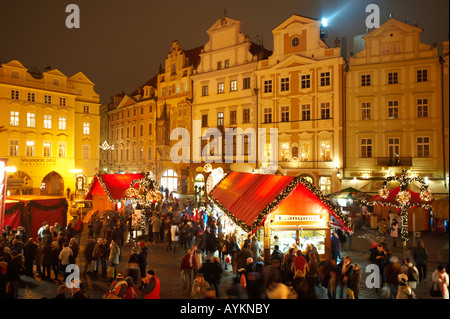 festliche "Weihnachtsmarkt Prag" in der Nacht den Altstädter Ring, Prag, Tschechische Republik Stockfoto