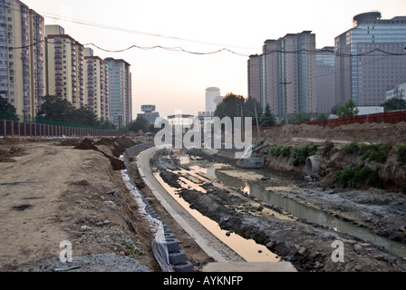 Peking CHINA, offener Abwasserkanal „Baustelle“ i Stadtwasser, Klimawandel und Effekte, Türme, moderne Architektur Stockfoto