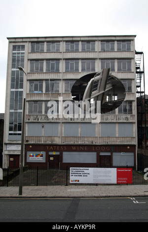 Umdrehen des Ortes - Richard Wilson [Cross Keys House, 37-41 Moorfields Eye Hospital, Liverpool, Merseyside, Vereinigtes Königreich, Europa].   . Stockfoto