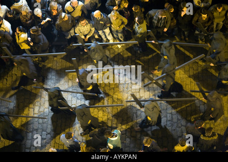 Luftaufnahme der Büßer tragen hölzerne Kreuze auf Karfreitag Dawn, Sevilla, Spanien Stockfoto