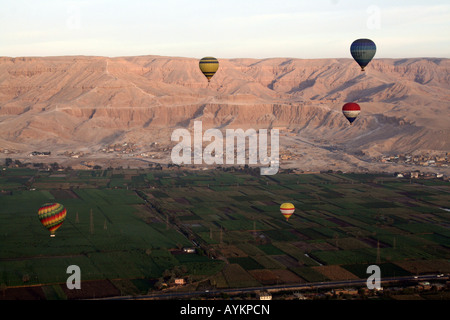 Heißluftballons über ägyptische Ebenen [Fluss Nil, Ägypten, arabische Staaten, Afrika].                                                . Stockfoto