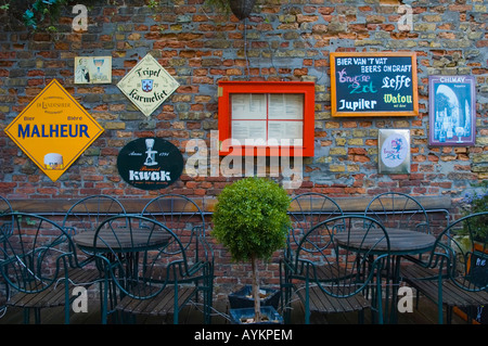 Leere Terrasse einer Bar in Brügge Belgien Europa Stockfoto