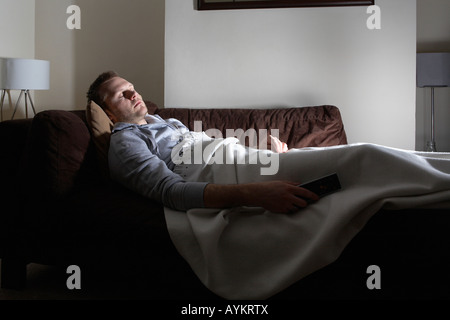 Mann schläft auf couch Stockfoto
