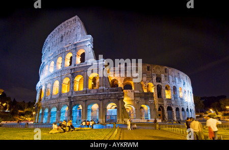 Roms Kolosseum bei Nacht. Hochauflösende panorama Stockfoto