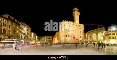 Piazza in der Nacht außerhalb der Galleria Degli Uffizi Galerie der Uffizien in Florenz (Firenze). Dies ist ein hochauflösendes panorama Stockfoto