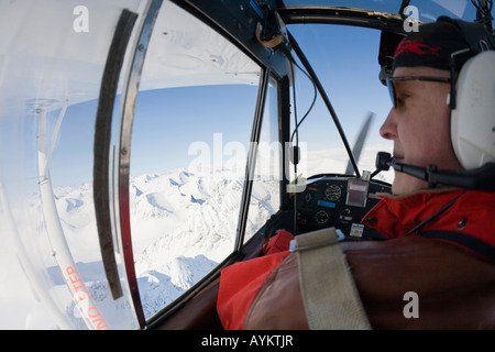 Pilot Olle Norberg fliegen über das Kebnekaise-massiv im Norden von Schweden mit seiner Piper PA18-150 Super Club Stockfoto