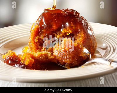 Traditionelle britische Sticky Toffee sponge Pudding Dessert auf einen Teller serviert wird Stockfoto