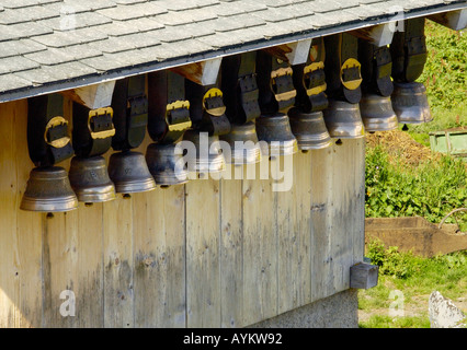 Kuhglocken hängen Scheune Wand Adelboden Frutigen Bern Schweiz Stockfoto