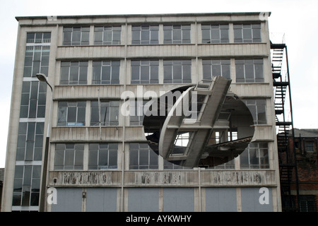 Umdrehen des Ortes - Richard Wilson [Cross Keys House, 37-41 Moorfields Eye Hospital, Liverpool, Merseyside, Vereinigtes Königreich, Europa].   . Stockfoto