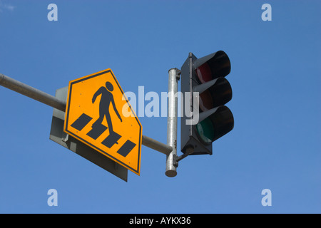 Fußgängerüberweg Schild und Ampel-Konzept gehen auf diese Weise Stockfoto