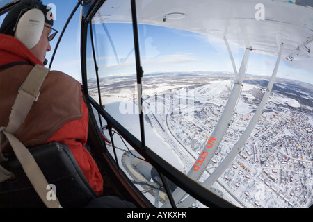 Olle Norberg fliegen über Kiruna/Schweden mit seiner Piper PA18-150 Super Club-Propeller-Flugzeug Pilot Stockfoto