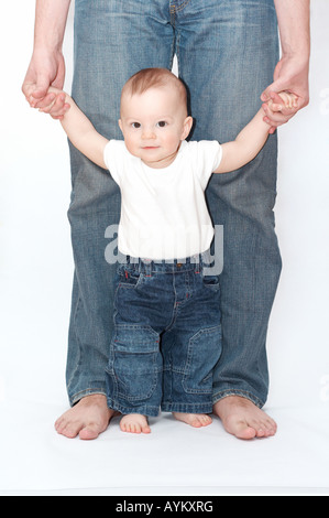 Vater seinen Sohn Händchenhalten Stockfoto