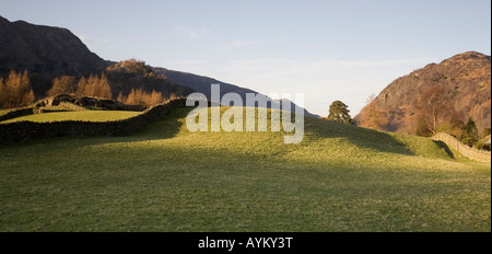 Berg Fjälls Trockenmauer Frost am Talboden und Feldern in der Nähe Rosthwaite Borrowdale Stockfoto