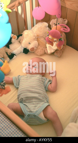 3 Monate alten Baby junge im Bett liegend Stockfoto