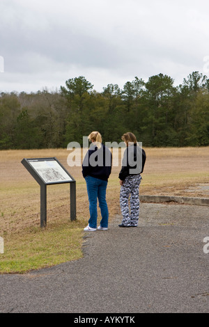Touristen lesen Schilder über Bürgerkrieg Andersonville Gefängnis Georgien Stockfoto