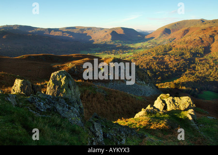 Blick vom Ewe Crag auf Loughrigg fiel auf das Tal von Grasmere Stockfoto