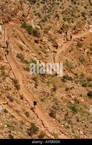 Wandern auf der langen Bright Angel Trail in Grand Canyon National Park an einem heißen trockenen typischen Tag im Sommer Stockfoto