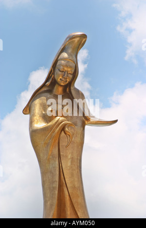 Bronzestatue der buddhistischen Göttin der Barmherzigkeit Kun Iam am Außenhafen Wasser Macau China Stockfoto