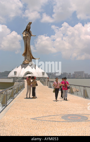 Bronzestatue der buddhistischen Göttin der Barmherzigkeit Kun Iam am Außenhafen Wasser Macau China Stockfoto