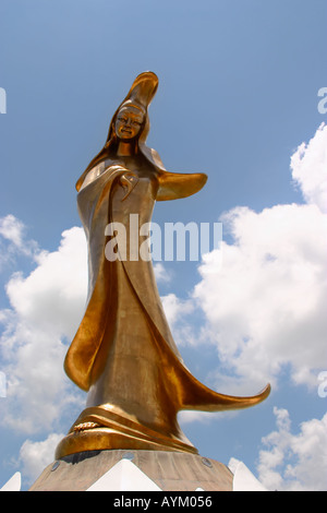 Bronzestatue der buddhistischen Göttin der Barmherzigkeit Kun Iam am äußeren Hafen Wasser Macau China Stockfoto