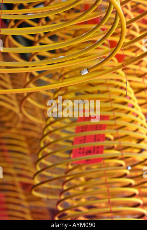 Räuchern von Räucherwerk Spiralen auf der Kun Iam Tempel Macau China Stockfoto