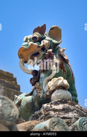 Drachen Figur aus Ton auf dem Dach der Kun Iam Tempel Macau China Stockfoto