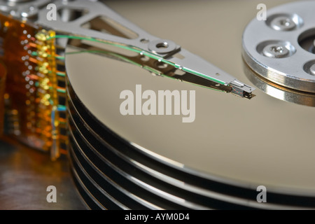 Nahaufnahme von einer exponierten Festplatte Servierplatten und Kopf Stockfoto