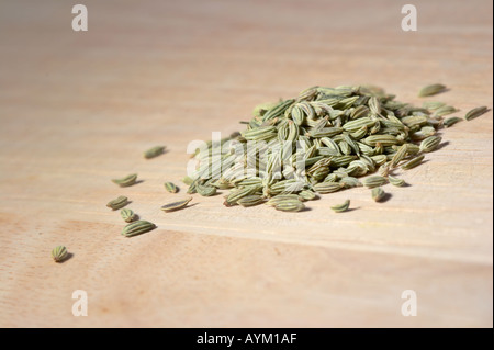 Ein Haufen von getrocknete Fenchelsamen auf einem Holzbrett Stockfoto