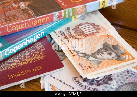 Copenhagen-Reiseführer mit dänischen Kronen und britischen Pass Stockfoto