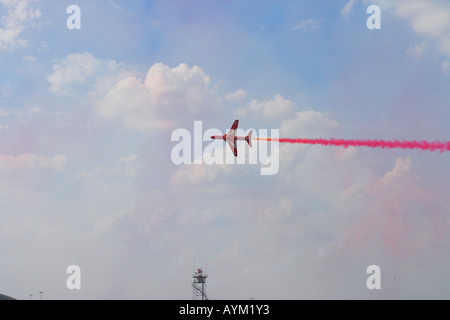 Red Arrow Wanderwege in low-Pass rot Stockfoto